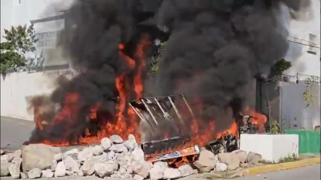 Arde el Palacio de Justicia en Iguala en aniversario 11 de Ayotzinapa