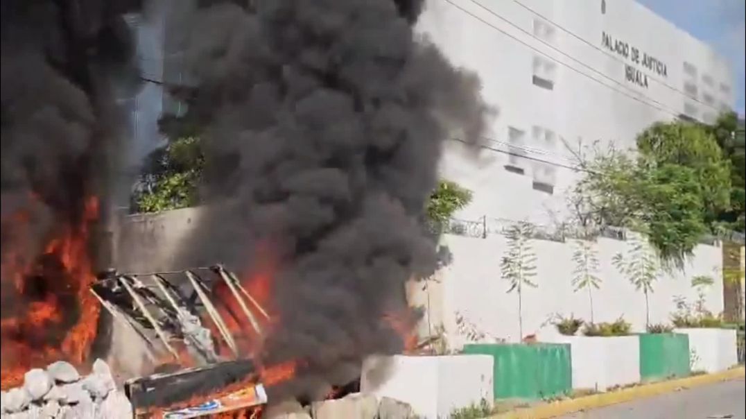 Arde el Palacio de Justicia en Iguala en aniversario 11 de Ayotzinapa